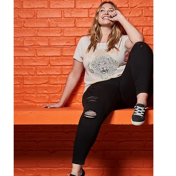 Bombshell Skinny Jeans in black stretchy material by Torrid. Brand new! - Picture 3 of 8